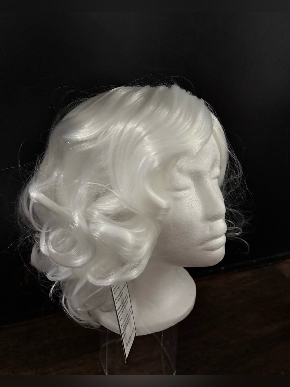 Woman's Short Curly White Wig
Synthetic Natural Wavy Wig
NWT